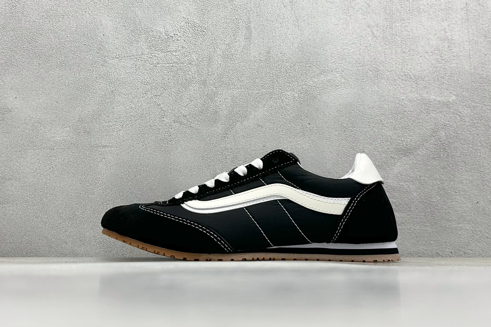  
Vans Super LowPro 黑色 
官方新款 复古薄底德训鞋系列 
以经典 Vans Ser