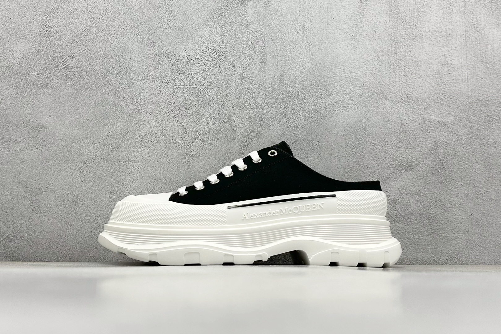 福利特价 
Alexander McQueen/亚历山大麦昆
松糕鞋厚底增高帆布鞋 半拖鞋
新款 官方同