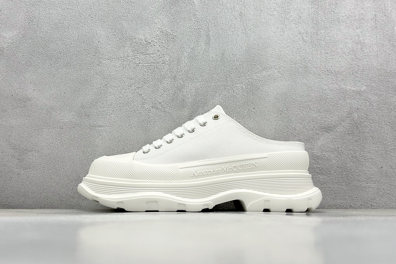 福利特价 
Alexander McQueen/亚历山大麦昆
松糕鞋厚底增高帆布鞋 半拖鞋
新款 官方同