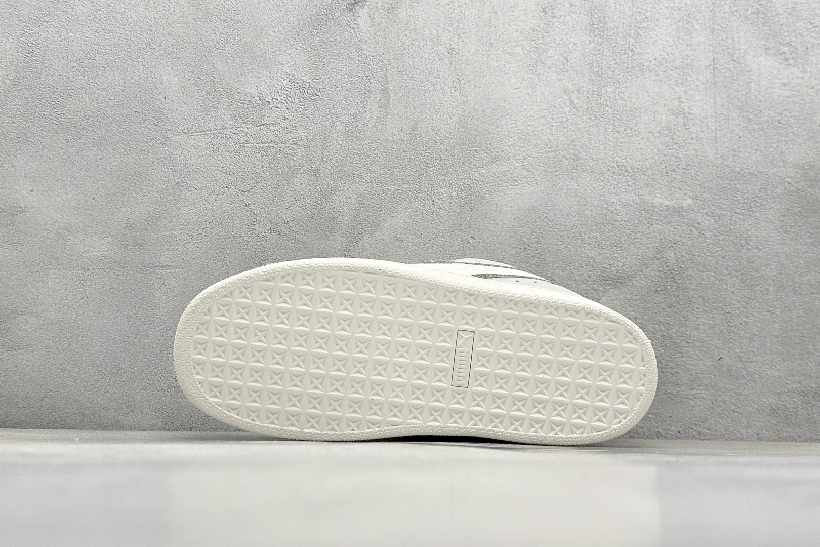  
TG版 PUMA Suede XL 百搭单品
简约大方的造型设计，给人以随性休闲的时尚格调，穿着舒适