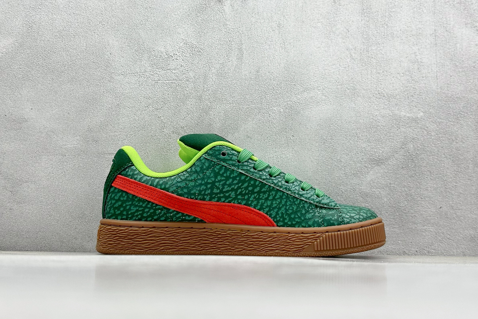  
TG版 PUMA Suede XL 百搭单品
简约大方的造型设计，给人以随性休闲的时尚格调，穿着舒适