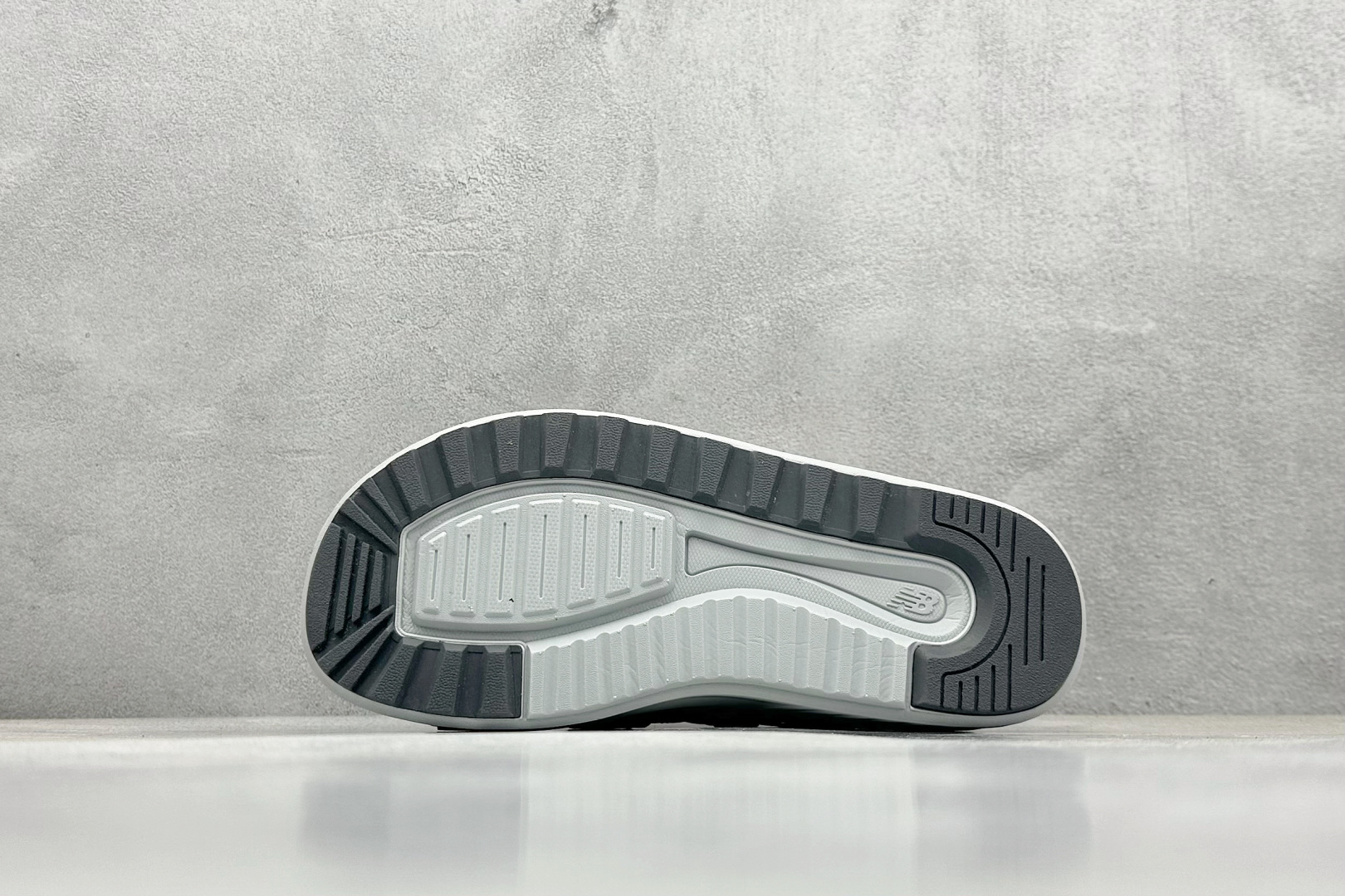  
New Balance x Noritake SDL750系列联名款凉鞋 

货号：SDL7504N