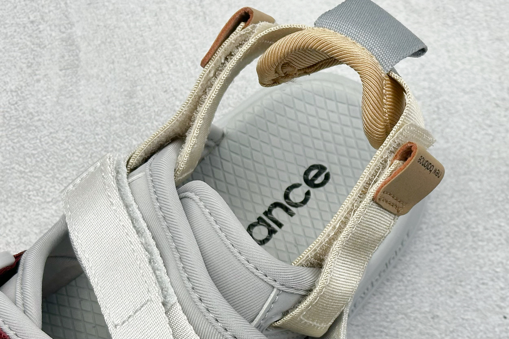  
New Balance x Noritake SDL750系列联名款凉鞋 

货号：SDL7504N