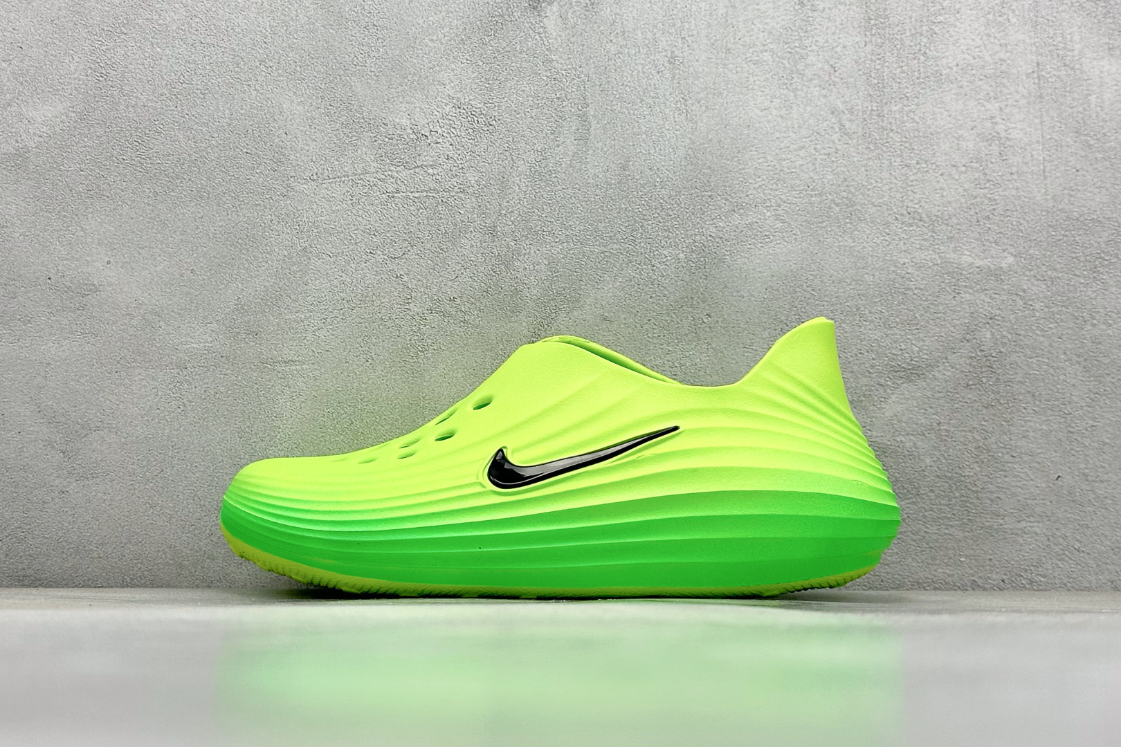  
Nike ReactX Rejuven8 一脚蹬夏日穿搭凉鞋
#采用质感柔软且出众回弹的 Reac