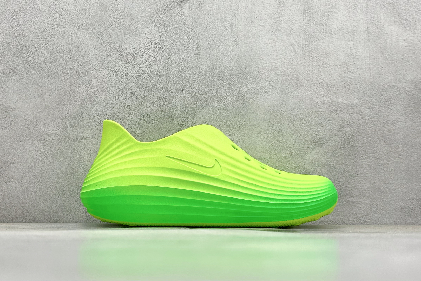 
Nike ReactX Rejuven8 一脚蹬夏日穿搭凉鞋
#采用质感柔软且出众回弹的 Reac