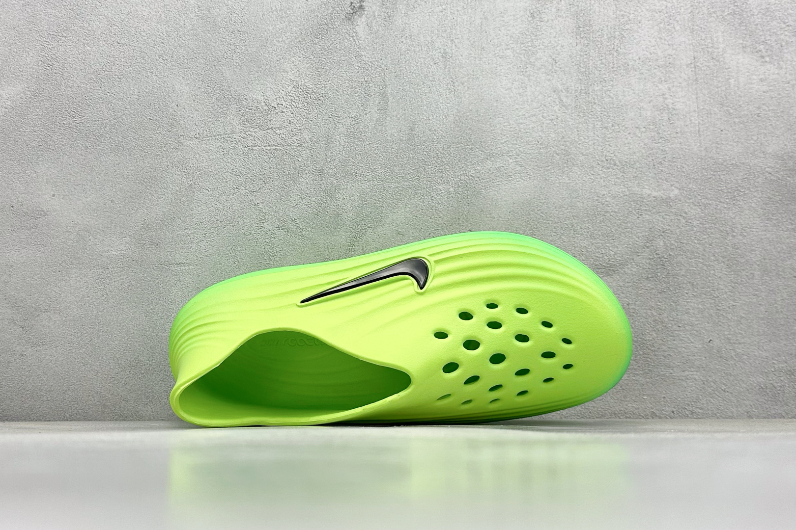  
Nike ReactX Rejuven8 一脚蹬夏日穿搭凉鞋
#采用质感柔软且出众回弹的 Reac