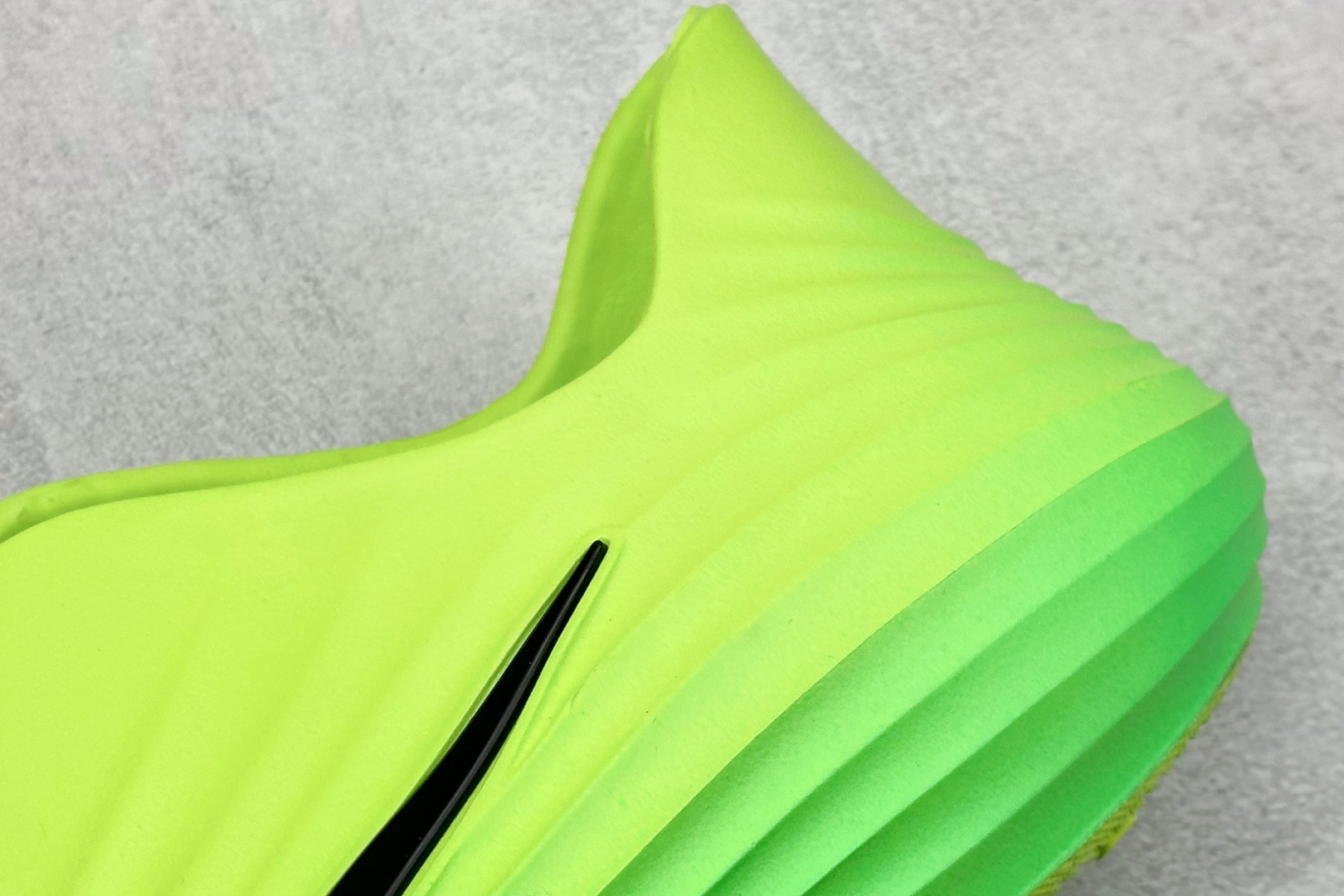  
Nike ReactX Rejuven8 一脚蹬夏日穿搭凉鞋
#采用质感柔软且出众回弹的 Reac