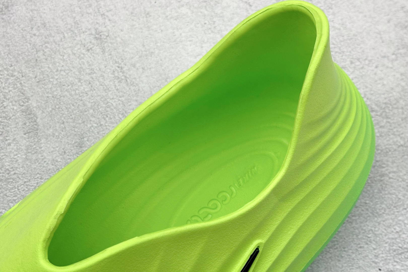  
Nike ReactX Rejuven8 一脚蹬夏日穿搭凉鞋
#采用质感柔软且出众回弹的 Reac