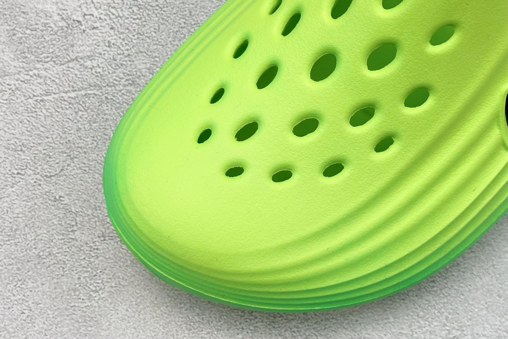  
Nike ReactX Rejuven8 一脚蹬夏日穿搭凉鞋
#采用质感柔软且出众回弹的 Reac