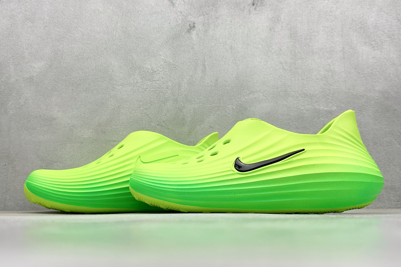  
Nike ReactX Rejuven8 一脚蹬夏日穿搭凉鞋
#采用质感柔软且出众回弹的 Reac