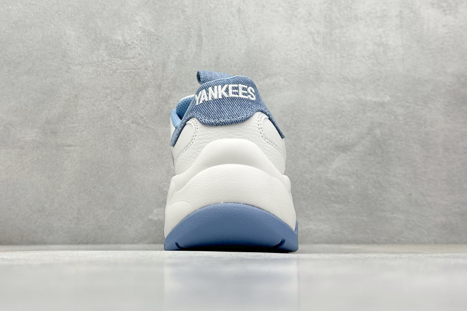  
MLB Chunky Dia Monogram  复古印花老爹鞋 
后跟加厚 呵护脚后跟 
立体保护