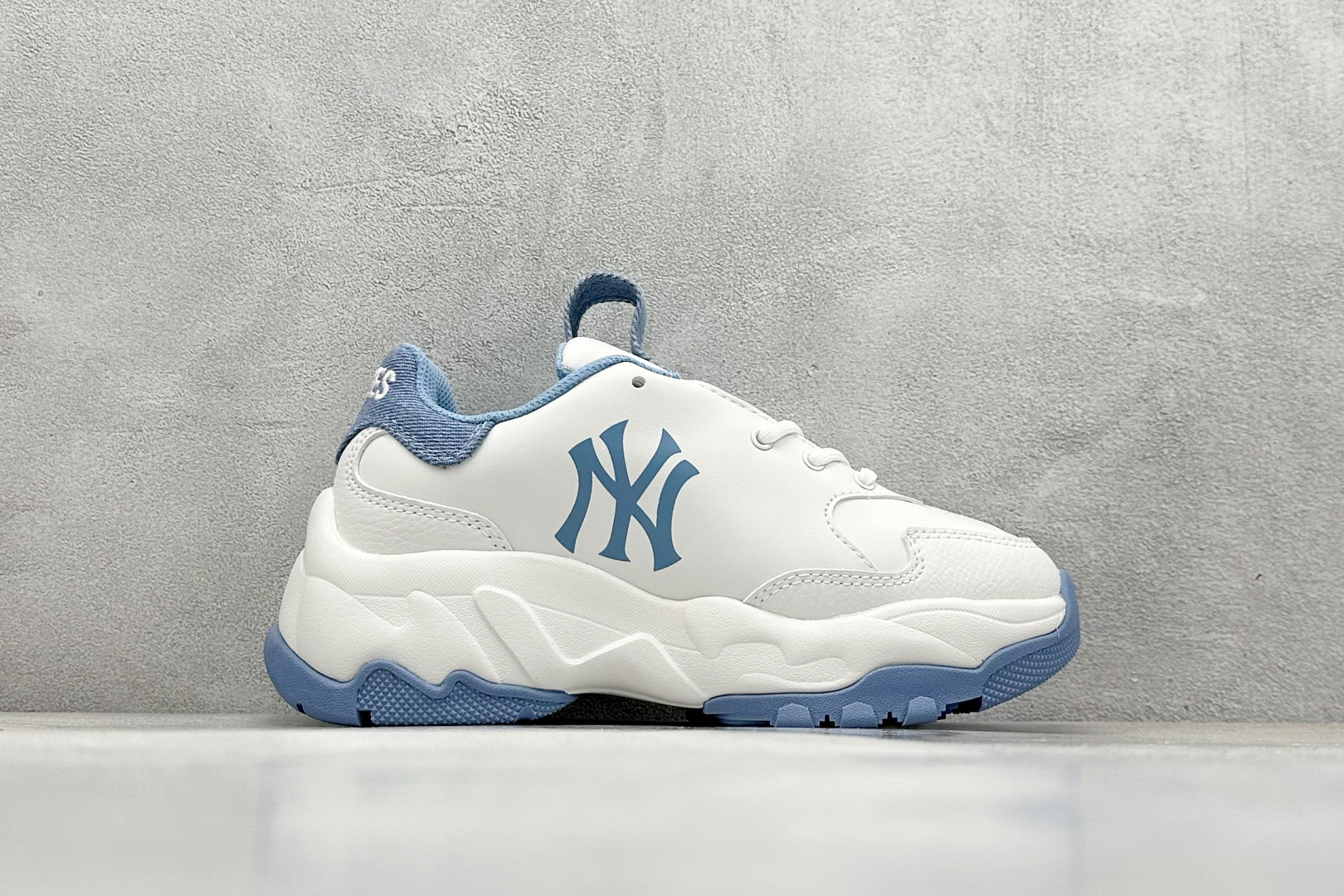  
MLB Chunky Dia Monogram  复古印花老爹鞋 
后跟加厚 呵护脚后跟 
立体保护
