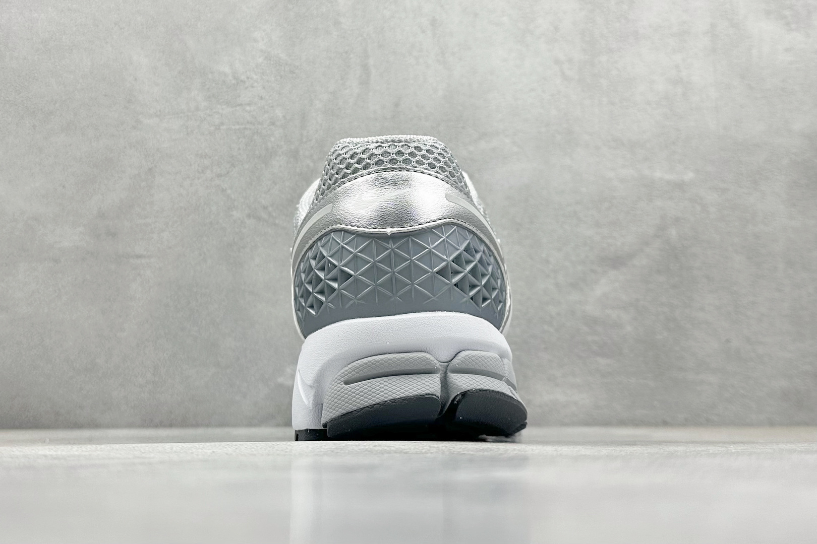  
BF版 NIKE ZOOM Vomero 5 SP 复古风潮 网面透气运动鞋 
先行尝鲜版 紧致的鞋