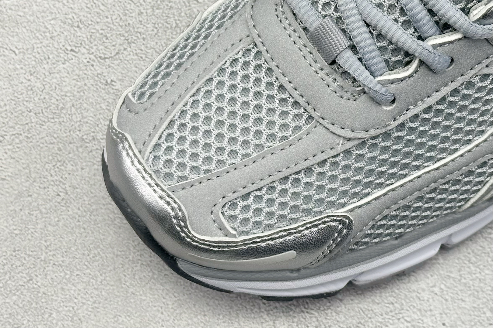  
BF版 NIKE ZOOM Vomero 5 SP 复古风潮 网面透气运动鞋 
先行尝鲜版 紧致的鞋