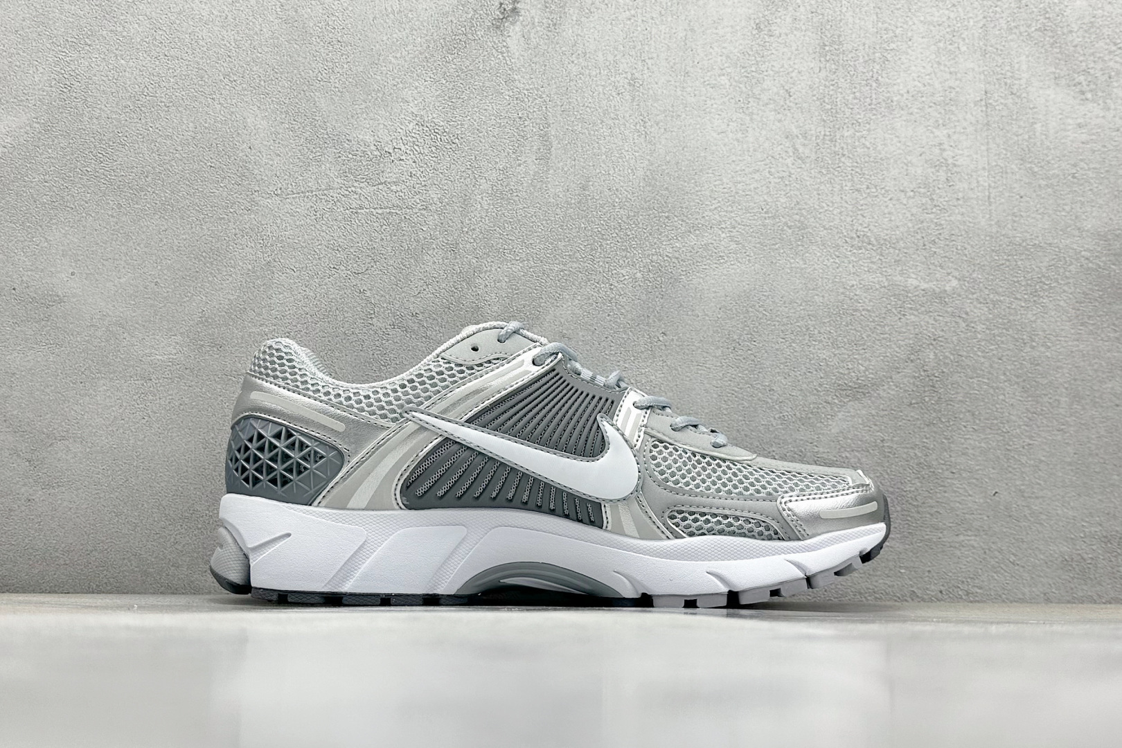  
BF版 NIKE ZOOM Vomero 5 SP 复古风潮 网面透气运动鞋 
先行尝鲜版 紧致的鞋