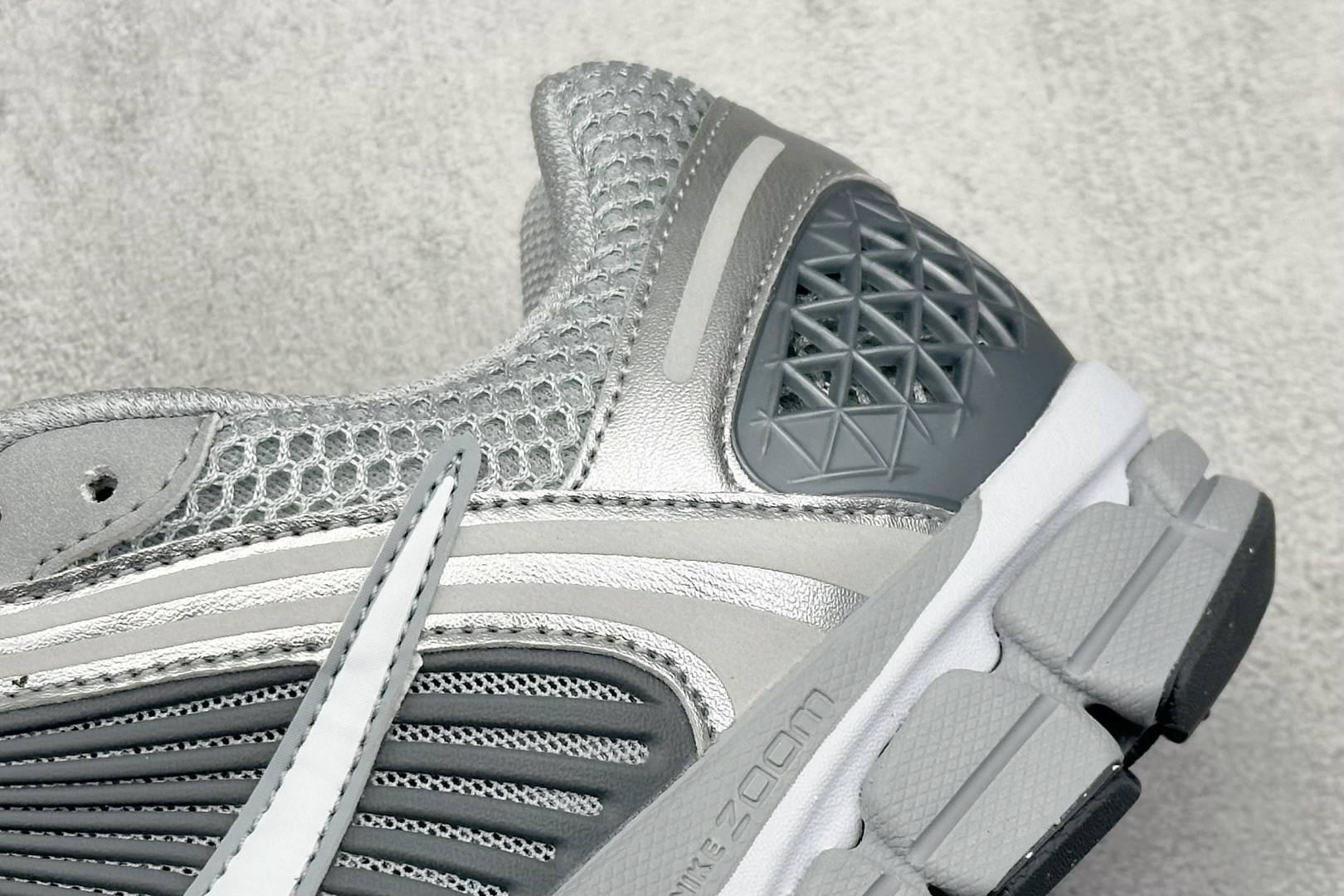  
BF版 NIKE ZOOM Vomero 5 SP 复古风潮 网面透气运动鞋 
先行尝鲜版 紧致的鞋
