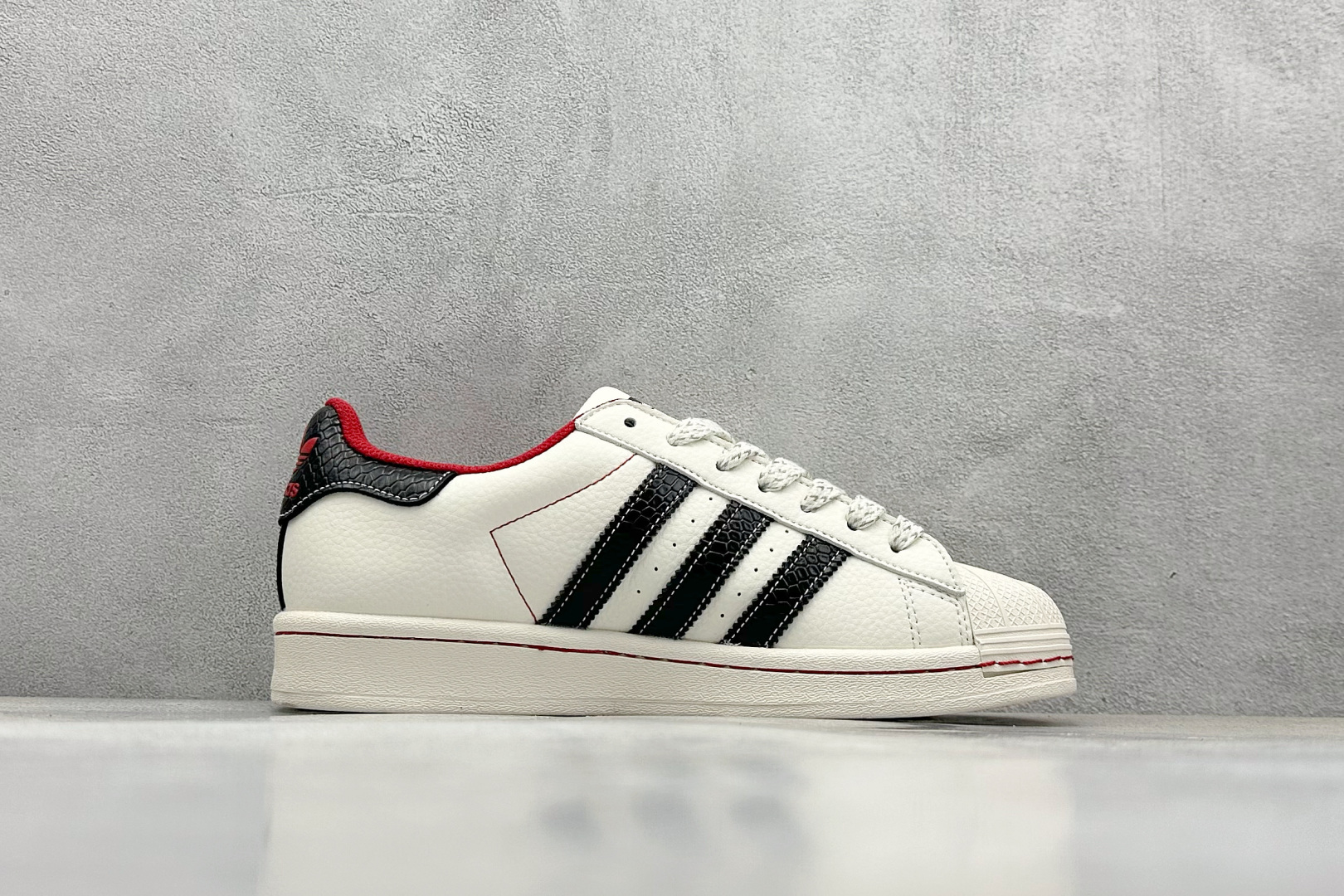 AD Originals Superstar x Stussy 白黑红 BZ2528