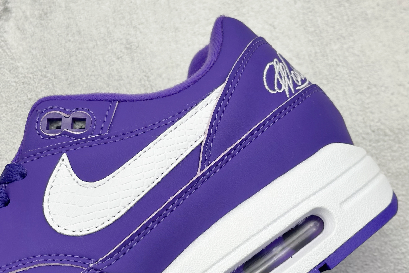 
Nike Air Max 1 耐克半掌气垫复古跑步鞋 

货号：HF8813-500
尺码：36 