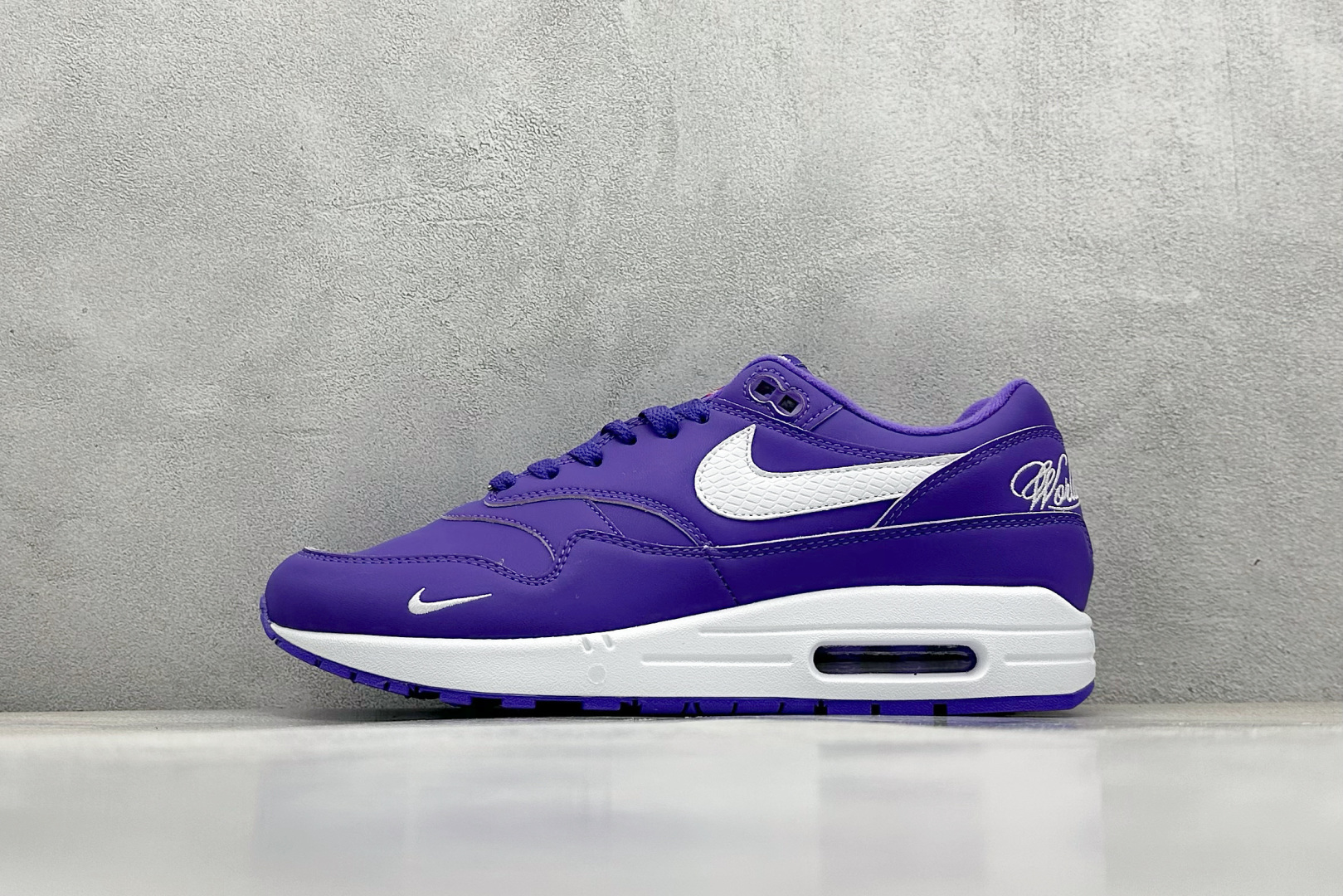  
Nike Air Max 1 耐克半掌气垫复古跑步鞋 

货号：HF8813-500
尺码：36 
