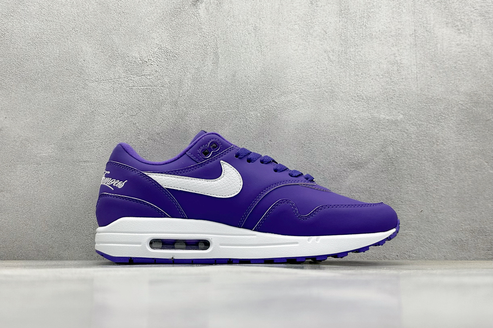  
Nike Air Max 1 耐克半掌气垫复古跑步鞋 

货号：HF8813-500
尺码：36 