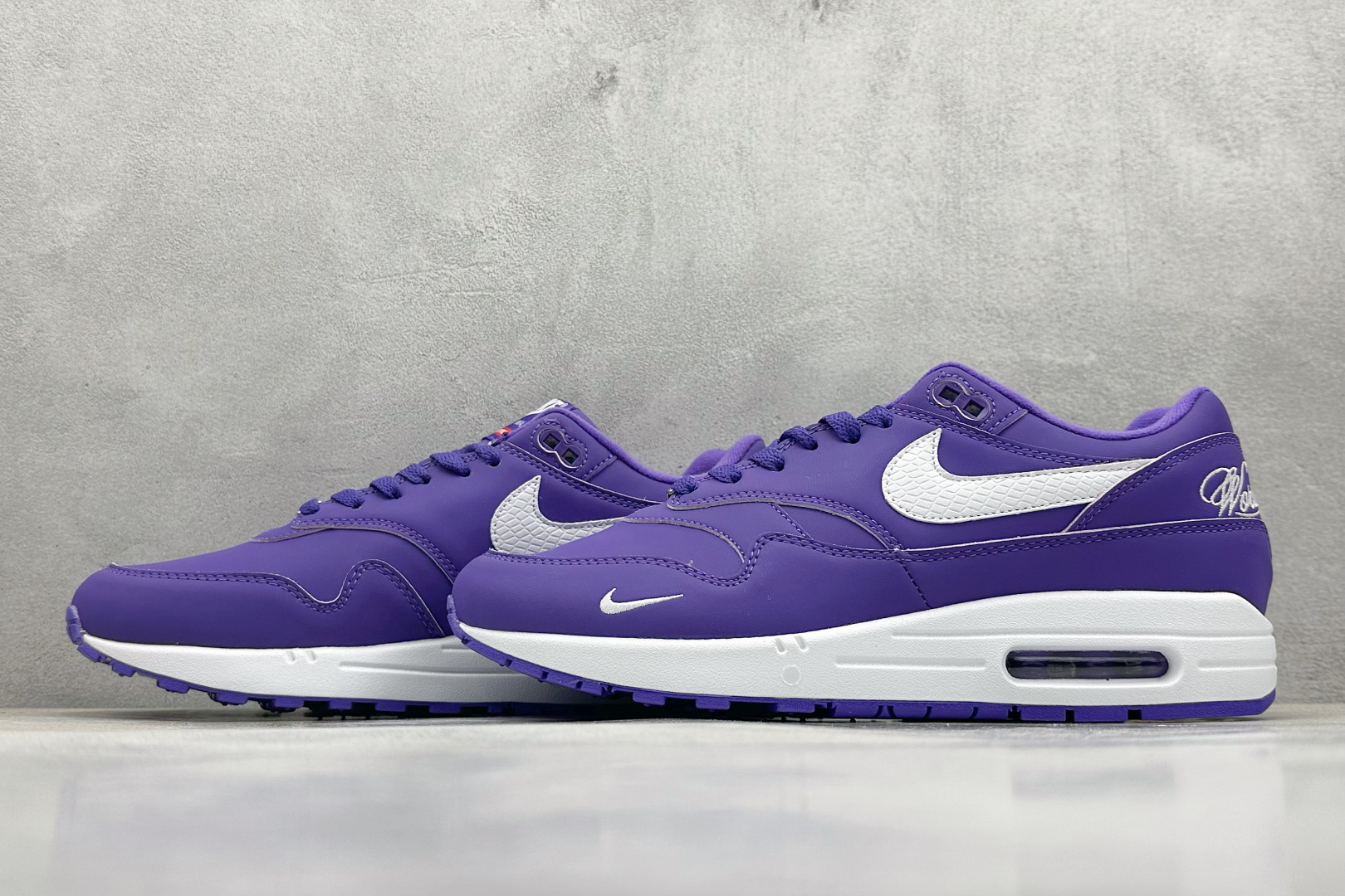  
Nike Air Max 1 耐克半掌气垫复古跑步鞋 

货号：HF8813-500
尺码：36 