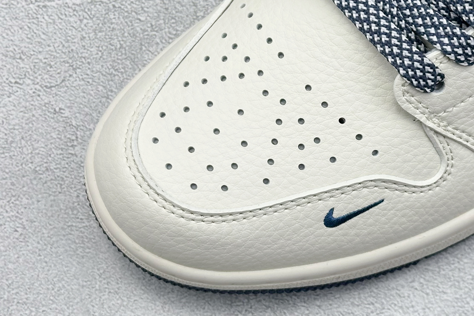  
Air Jordan 1 Retro Low x Stussy 白蓝小钩
官方同步新色 原装级产物
