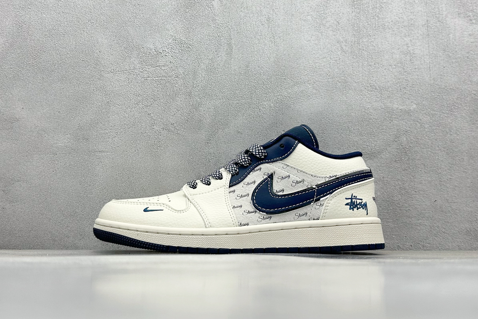  
Air Jordan 1 Retro Low x Stussy 白蓝小钩
官方同步新色 原装级产物
