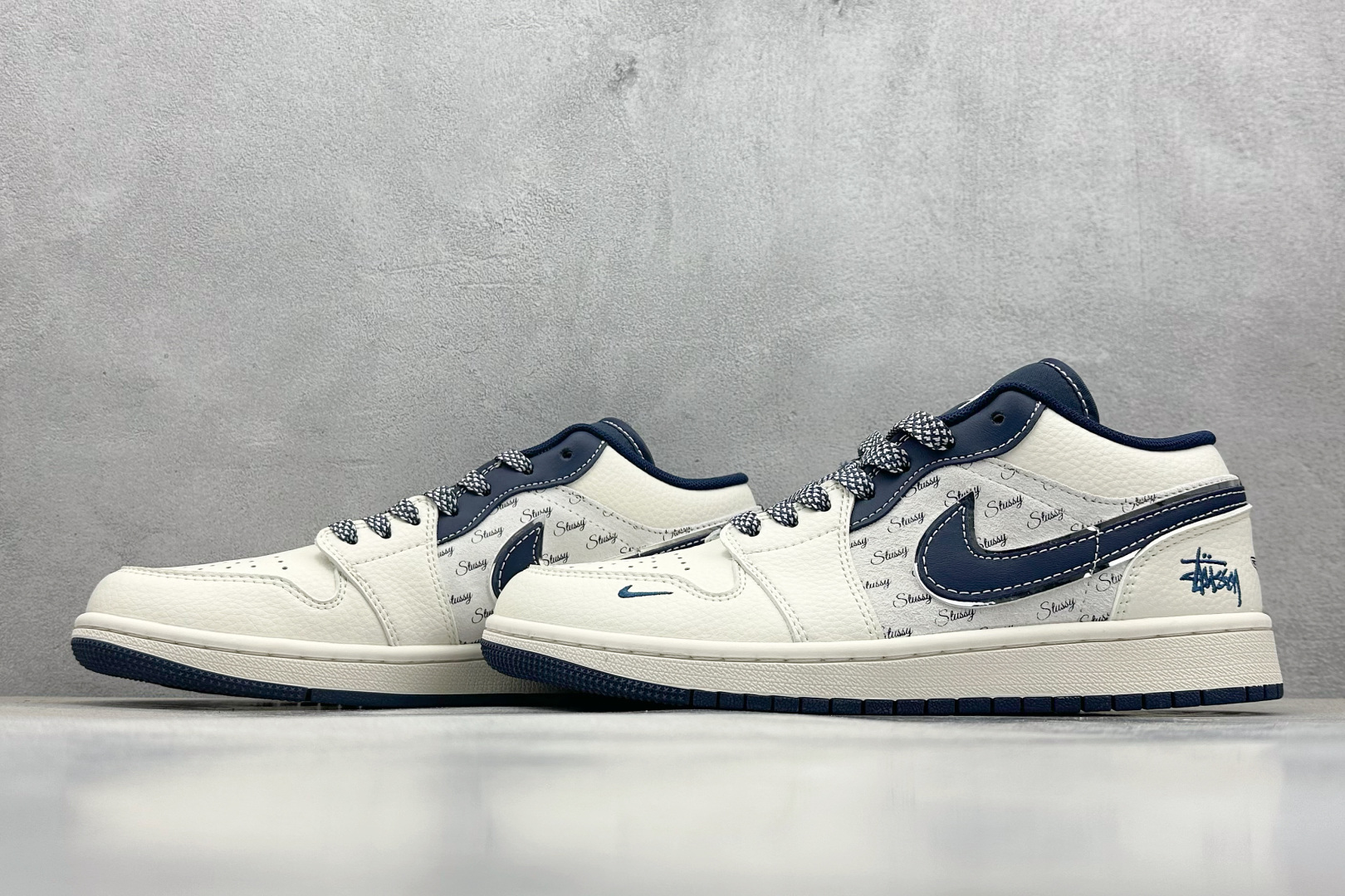  
Air Jordan 1 Retro Low x Stussy 白蓝小钩
官方同步新色 原装级产物
