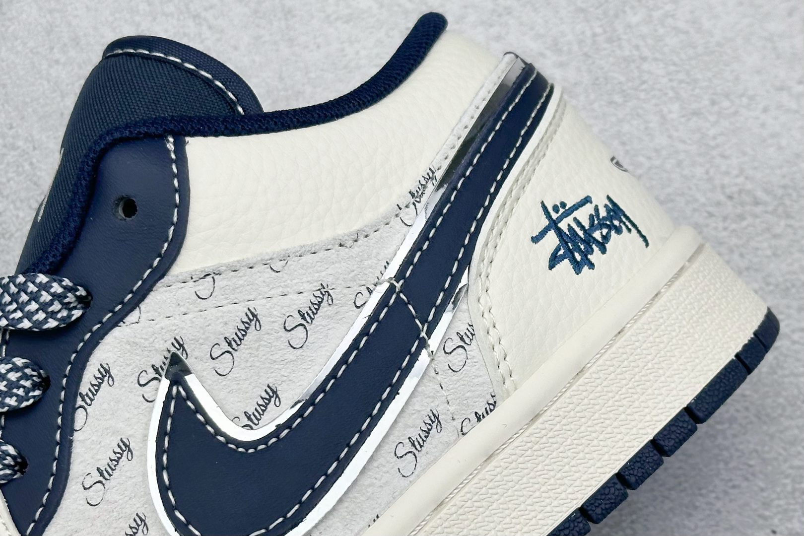  
Air Jordan 1 Retro Low x Stussy 白蓝小钩
官方同步新色 原装级产物
