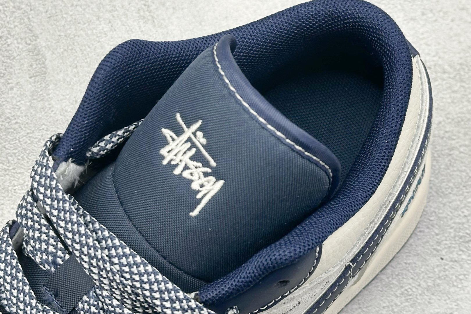  
Air Jordan 1 Retro Low x Stussy 白蓝小钩
官方同步新色 原装级产物
