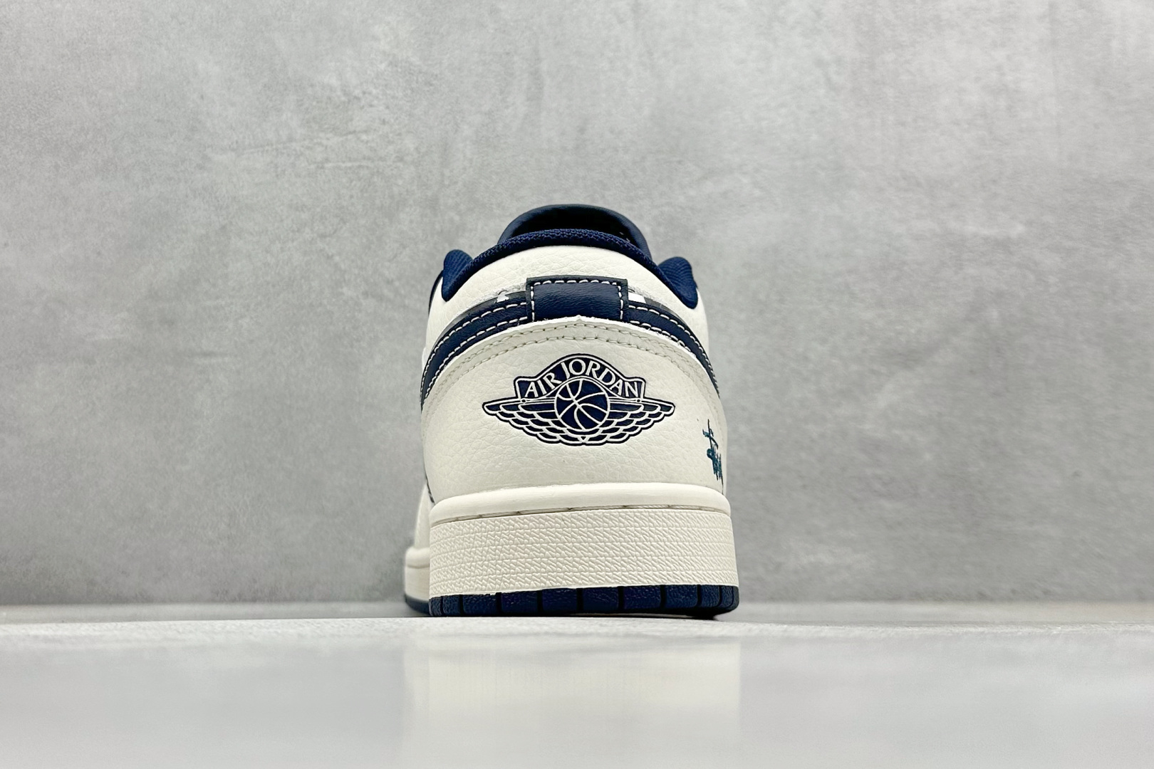  
Air Jordan 1 Retro Low x Stussy 白蓝小钩
官方同步新色 原装级产物

