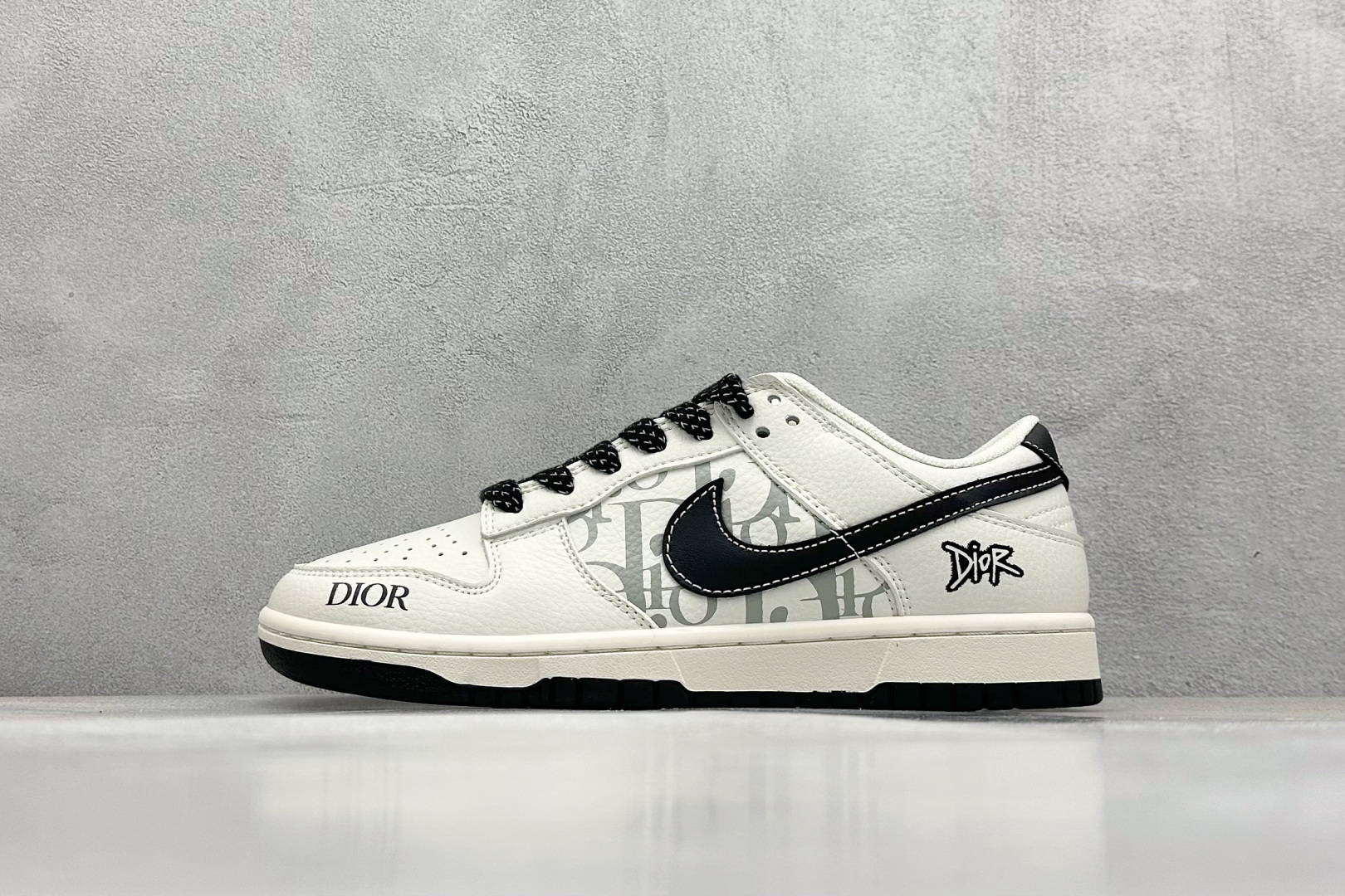  
Nike SB Dunk Low x DIOR 白黑
纯原大厂出品 极力推荐
原装头层材料 独家版型