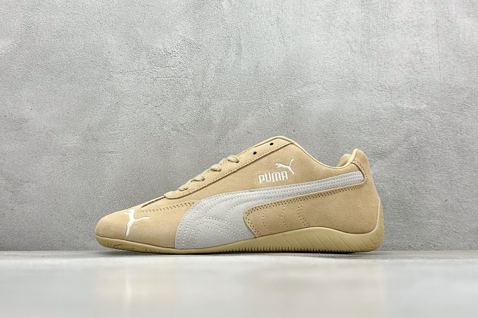  终端放店
Xs版 Puma Palermo OG  防滑耐磨低帮德训板鞋
孔眼底座和脚趾凸起由绒面革材