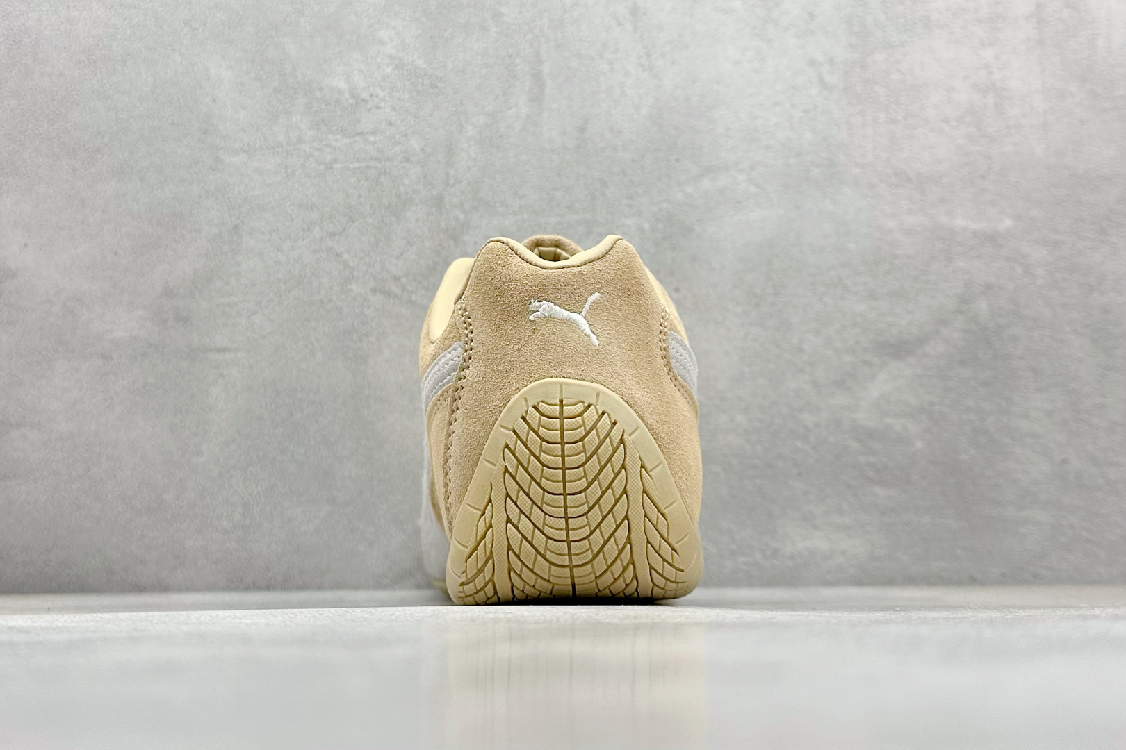  终端放店
Xs版 Puma Palermo OG  防滑耐磨低帮德训板鞋
孔眼底座和脚趾凸起由绒面革材