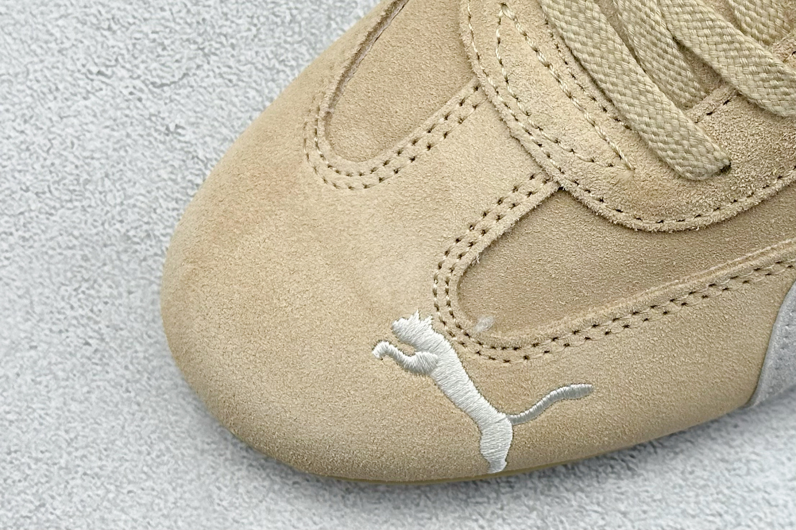  终端放店
Xs版 Puma Palermo OG  防滑耐磨低帮德训板鞋
孔眼底座和脚趾凸起由绒面革材