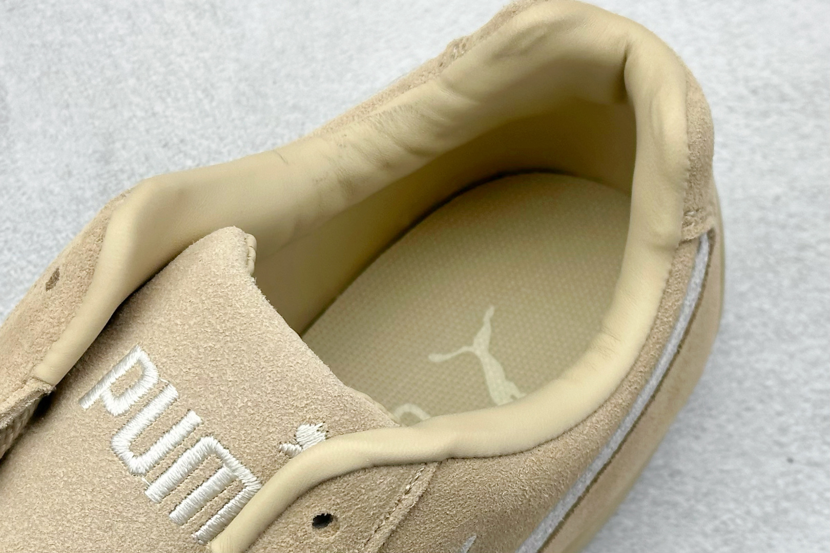  终端放店
Xs版 Puma Palermo OG  防滑耐磨低帮德训板鞋
孔眼底座和脚趾凸起由绒面革材