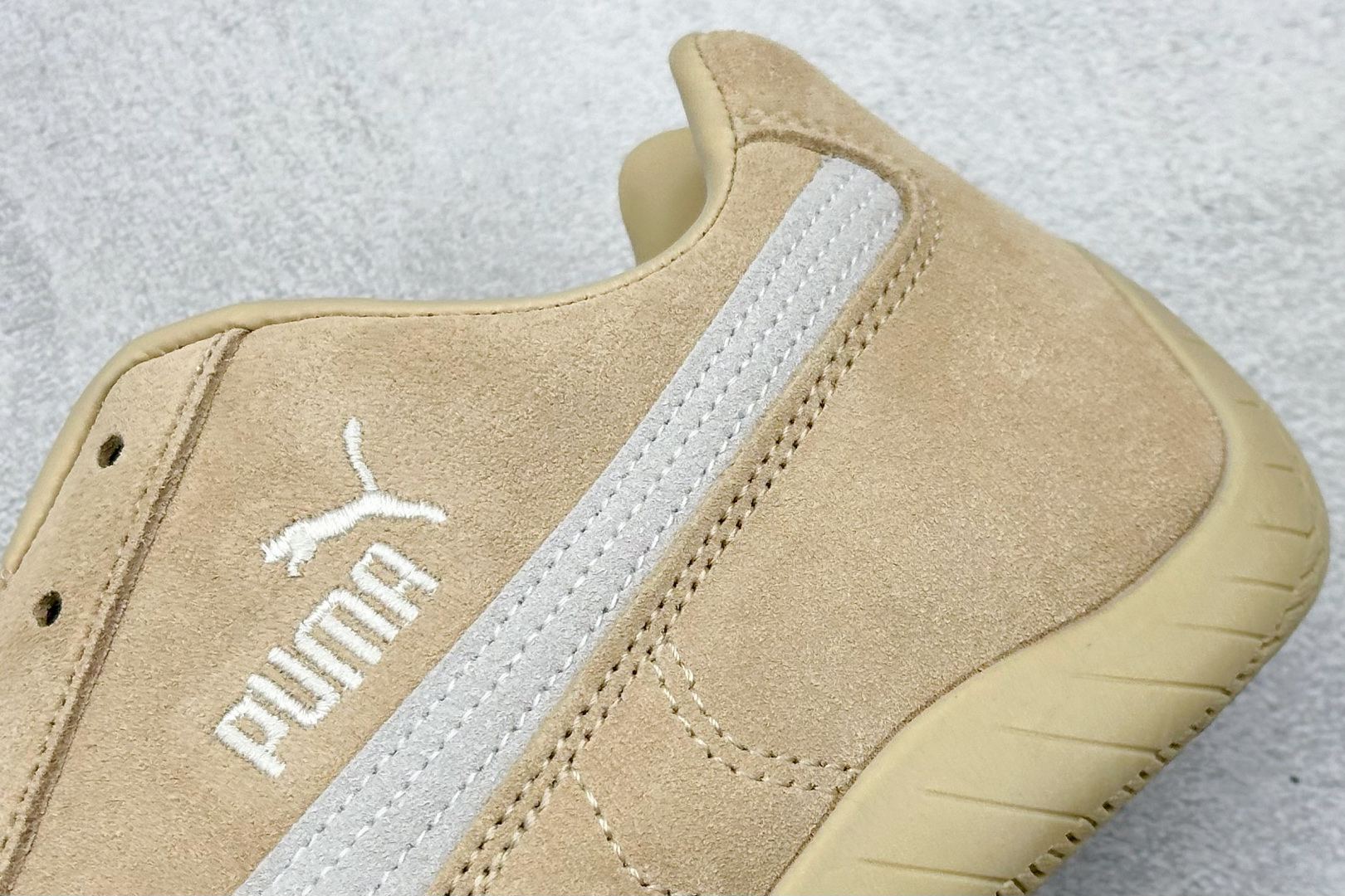  终端放店
Xs版 Puma Palermo OG  防滑耐磨低帮德训板鞋
孔眼底座和脚趾凸起由绒面革材