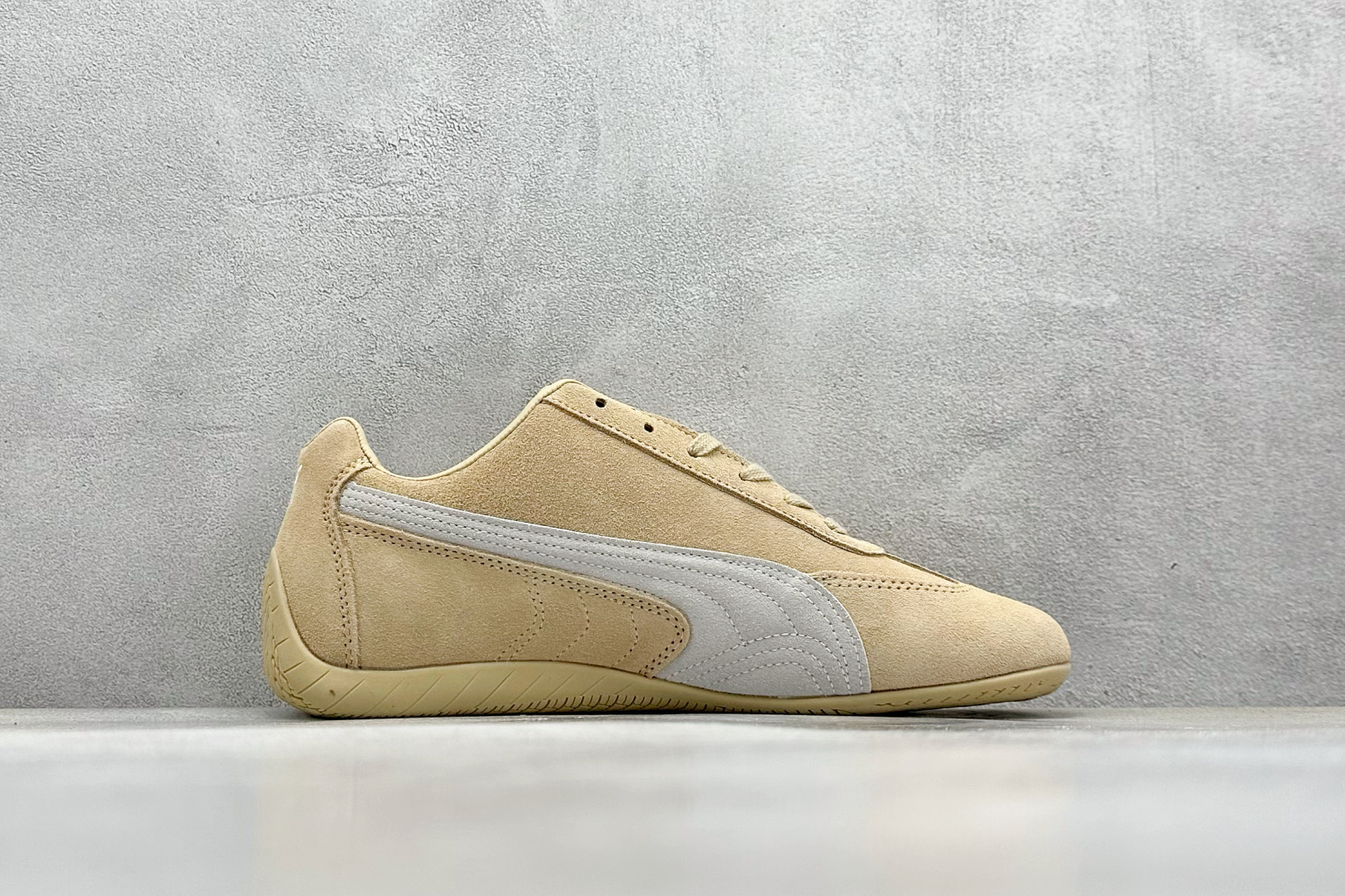  终端放店
Xs版 Puma Palermo OG  防滑耐磨低帮德训板鞋
孔眼底座和脚趾凸起由绒面革材