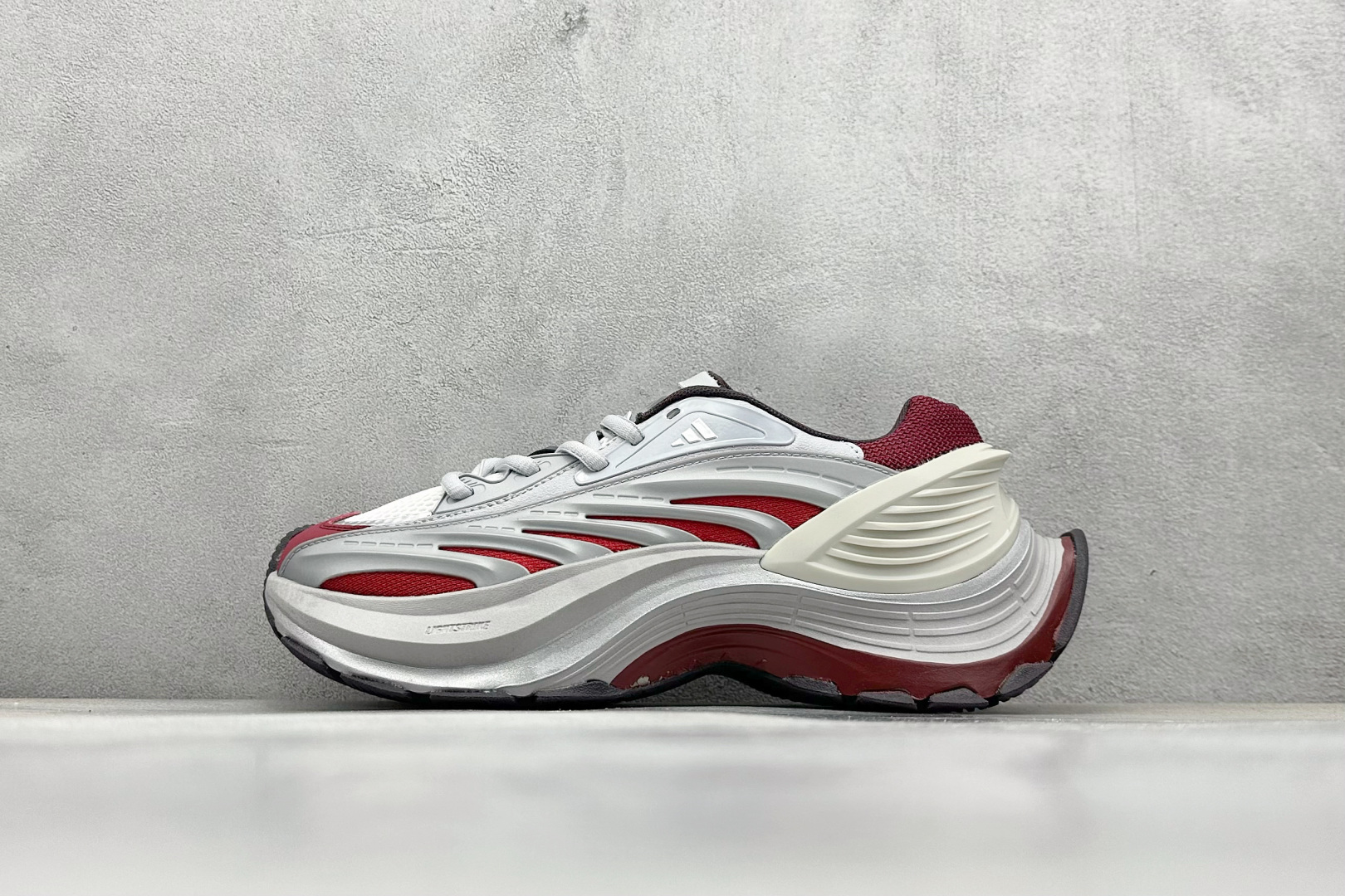  终端放店
XS版 Adidas Vento XLG MTW
复古休闲老爹鞋 官方同步上架 
鞋面是透气