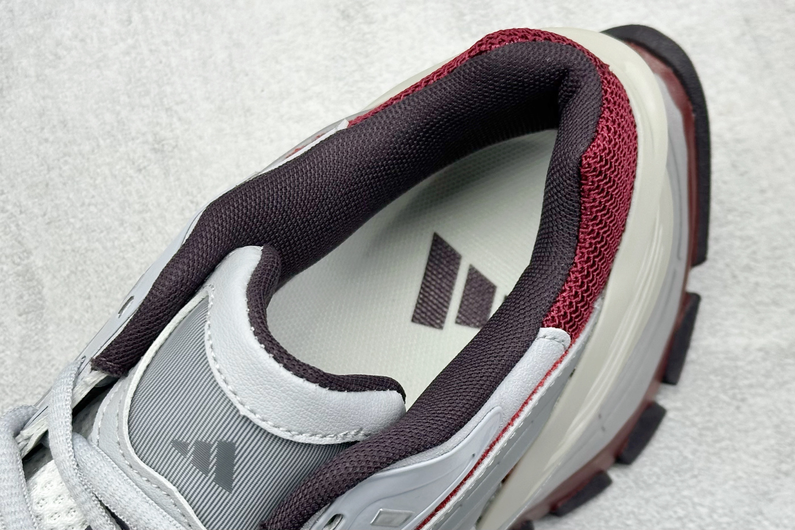  终端放店
XS版 Adidas Vento XLG MTW
复古休闲老爹鞋 官方同步上架 
鞋面是透气