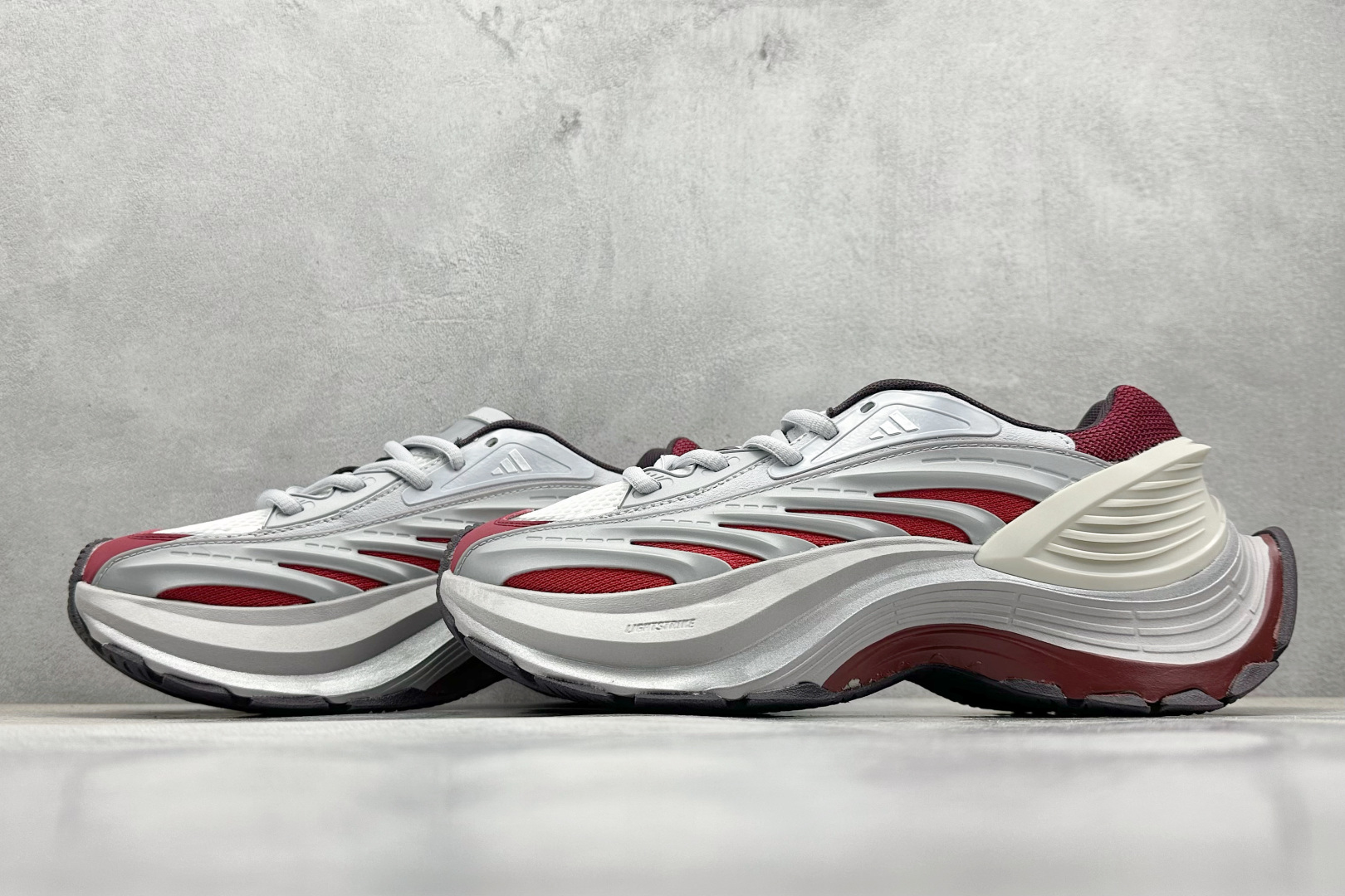  终端放店
XS版 Adidas Vento XLG MTW
复古休闲老爹鞋 官方同步上架 
鞋面是透气