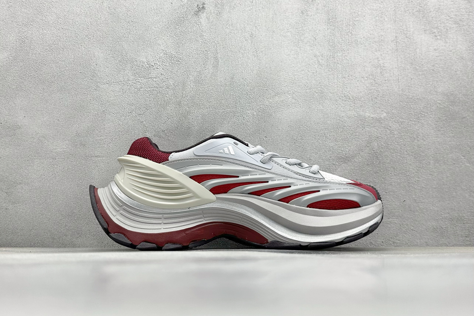  终端放店
XS版 Adidas Vento XLG MTW
复古休闲老爹鞋 官方同步上架 
鞋面是透气