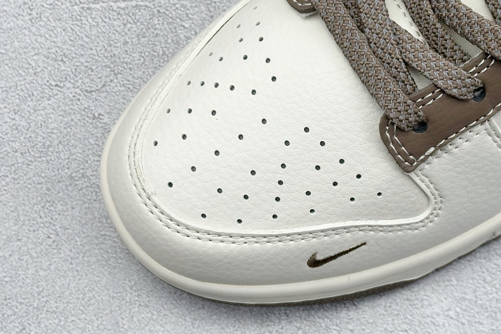  终端放店
XC版 Nike SB Dunk Low“ 石头岛Supreme联名——米白棕底”  周年高