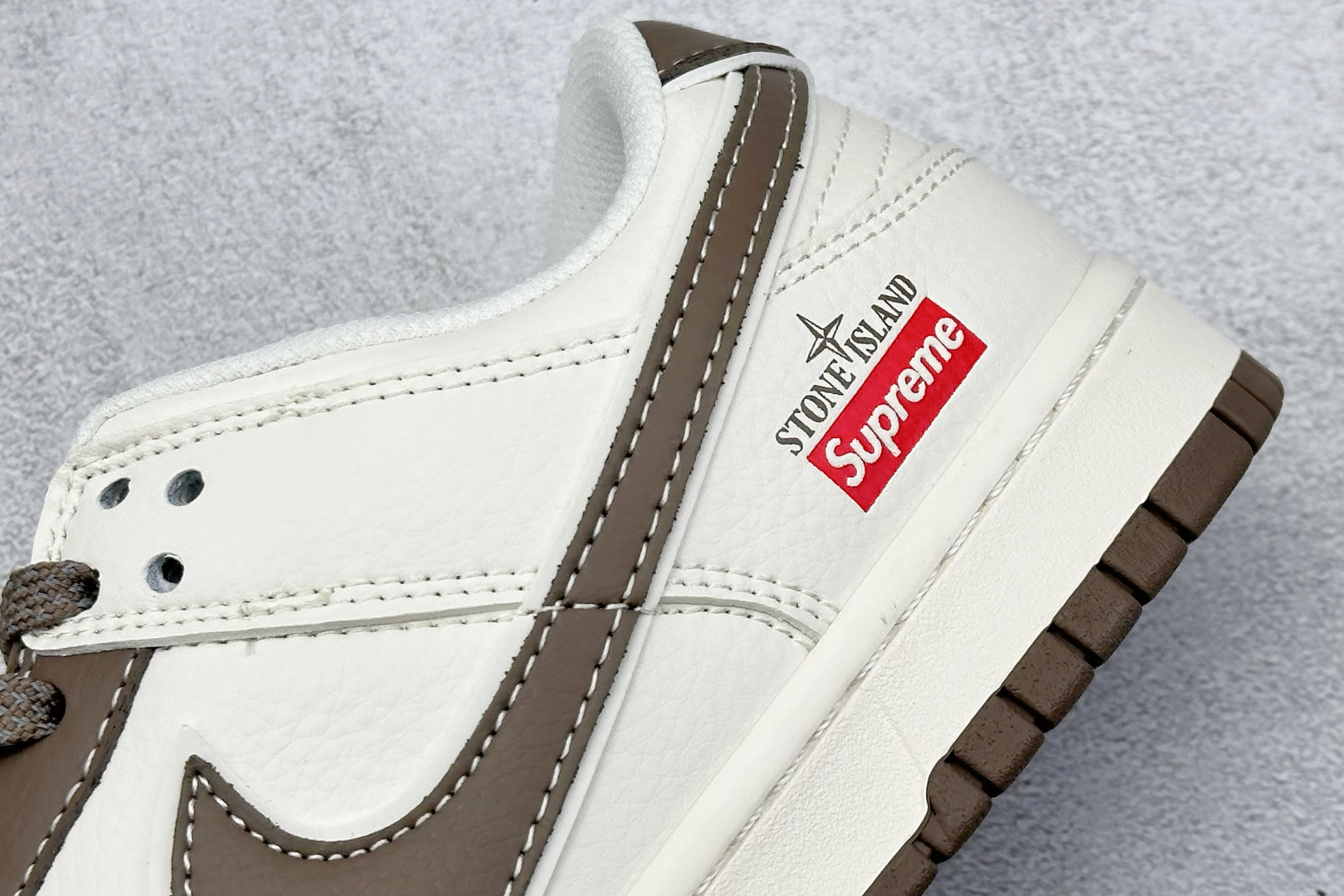  终端放店
XC版 Nike SB Dunk Low“ 石头岛Supreme联名——米白棕底”  周年高
