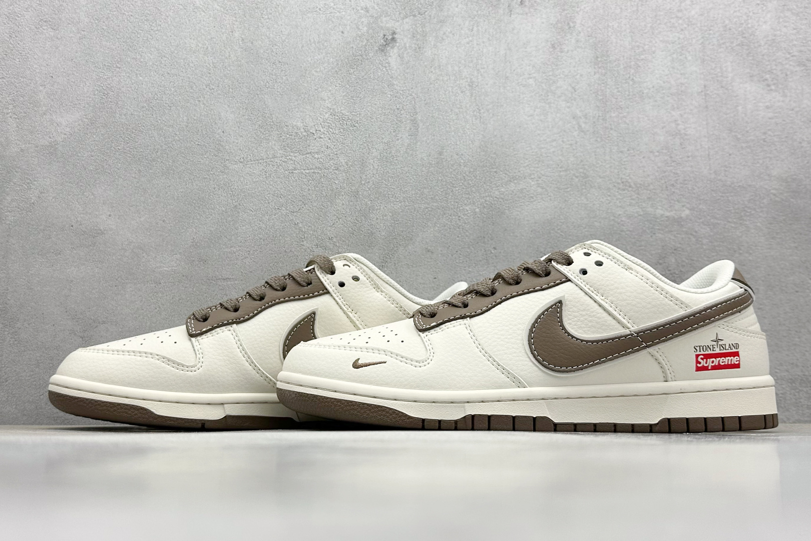  终端放店
XC版 Nike SB Dunk Low“ 石头岛Supreme联名——米白棕底”  周年高