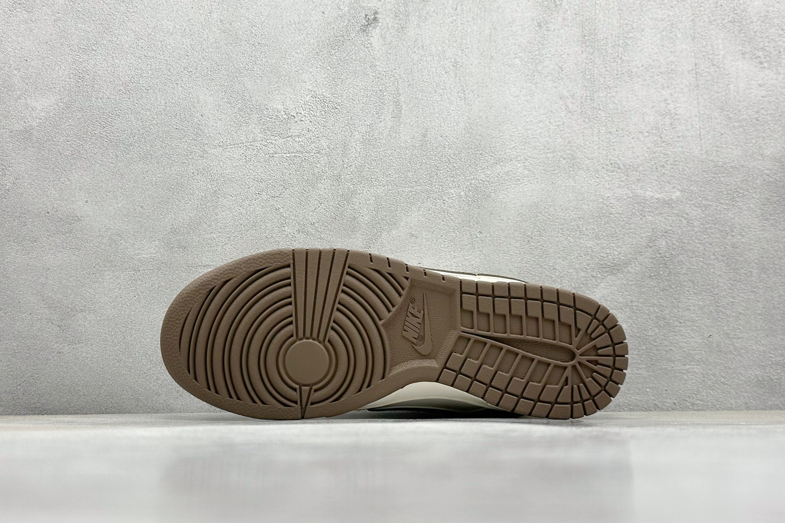  终端放店
XC版 Nike SB Dunk Low“ 石头岛Supreme联名——米白棕底”  周年高