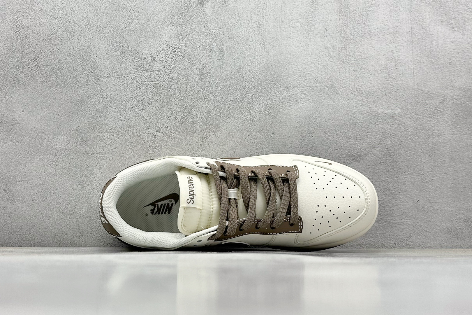  终端放店
XC版 Nike SB Dunk Low“ 石头岛Supreme联名——米白棕底”  周年高