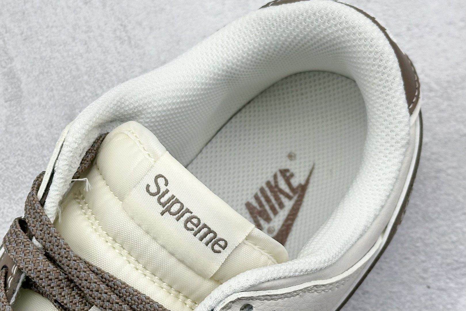  终端放店
XC版 Nike SB Dunk Low“ 石头岛Supreme联名——米白棕底”  周年高