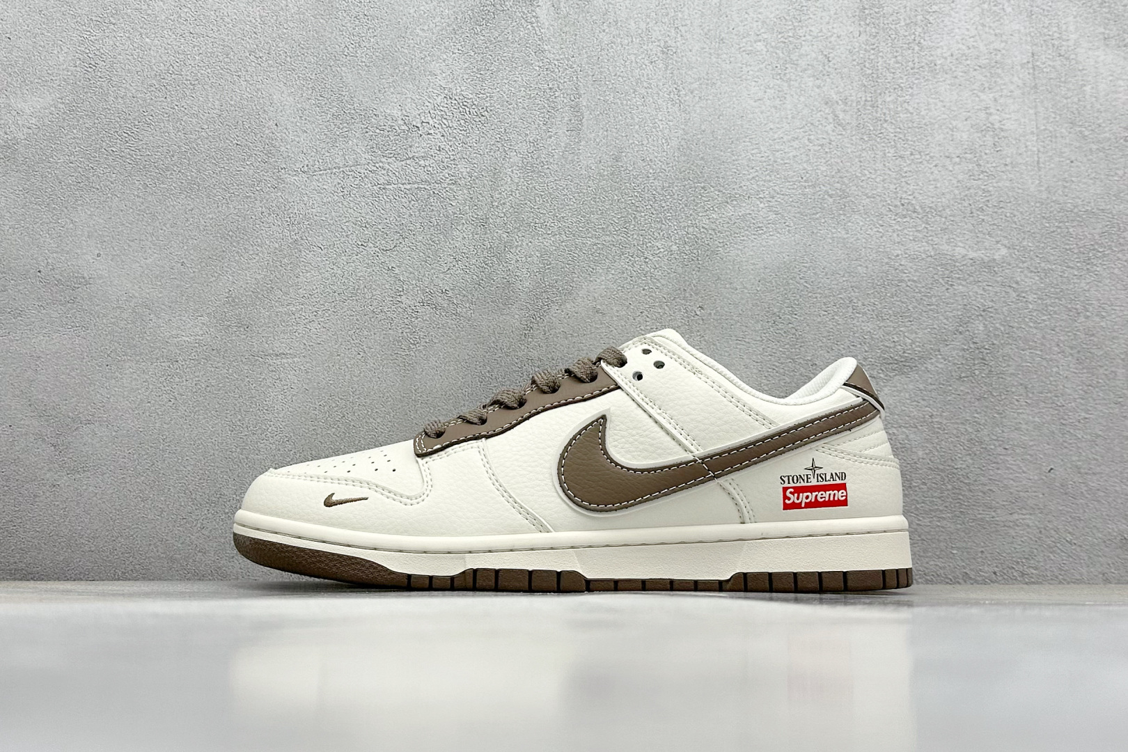  终端放店
XC版 Nike SB Dunk Low“ 石头岛Supreme联名——米白棕底”  周年高