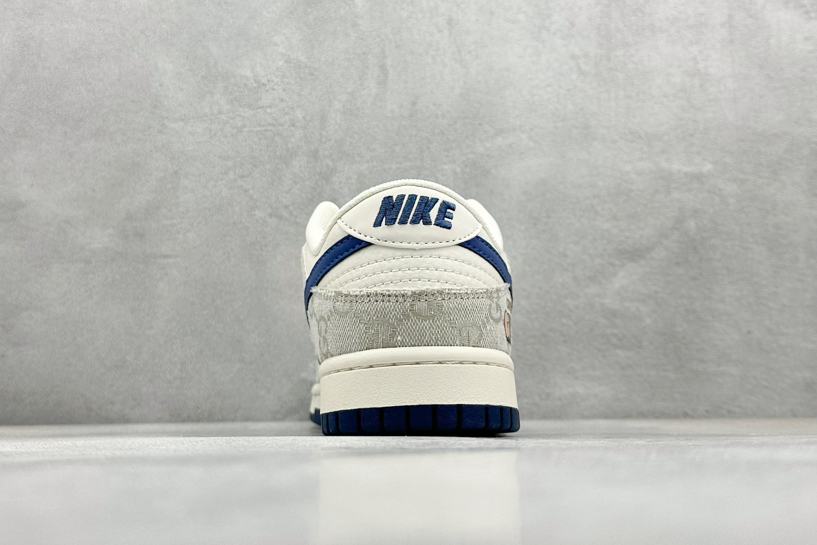  终端放店
XC版 NK Dunk Low Retro DIY高端定制
古驰烟灰蓝钩 低帮休闲运动板鞋
